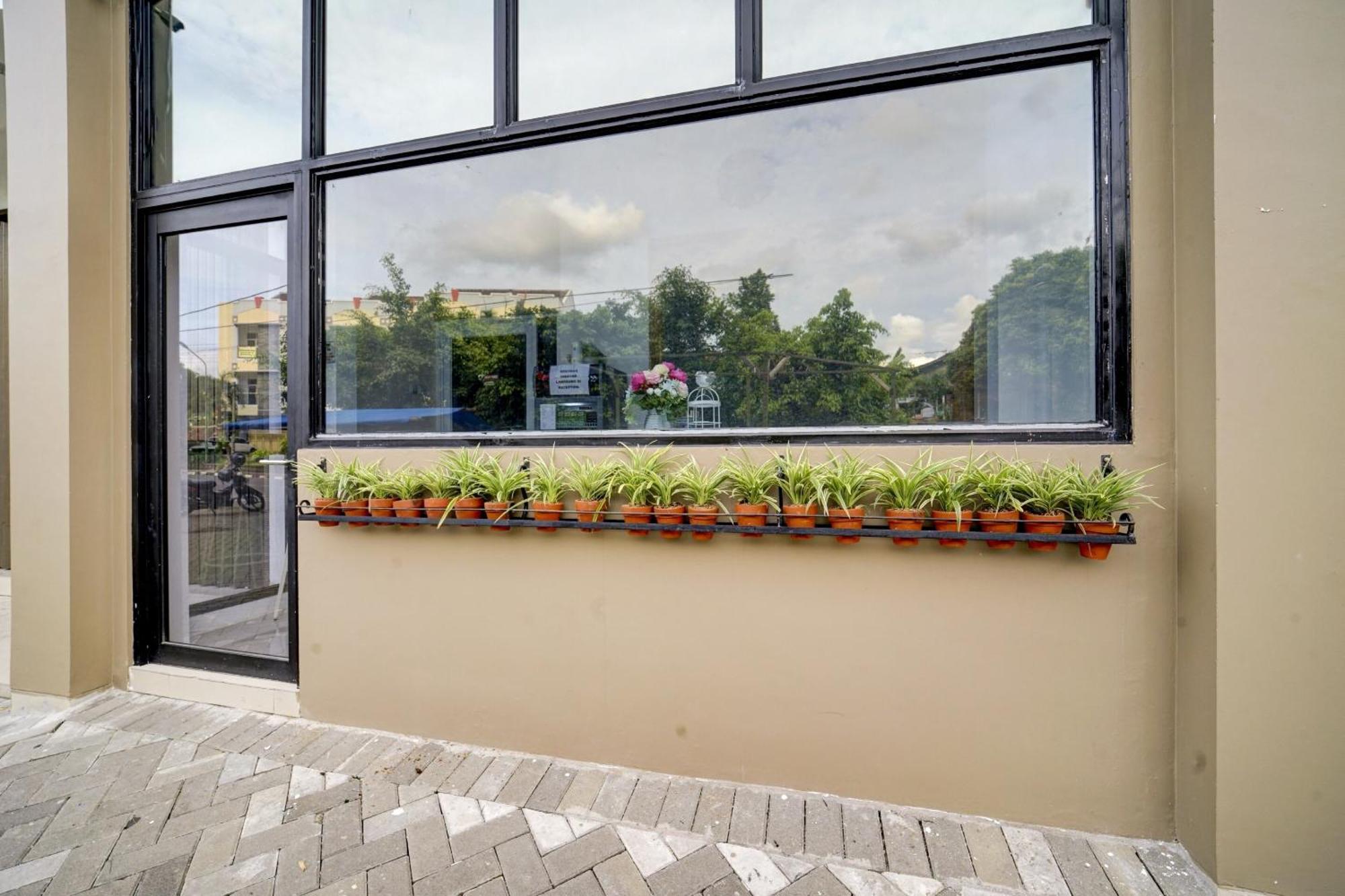 Super Oyo 90778 River Inn Malioboro Jogjacarta Exterior foto